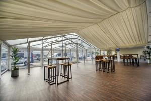 Pleated Ivory Linings - Showman